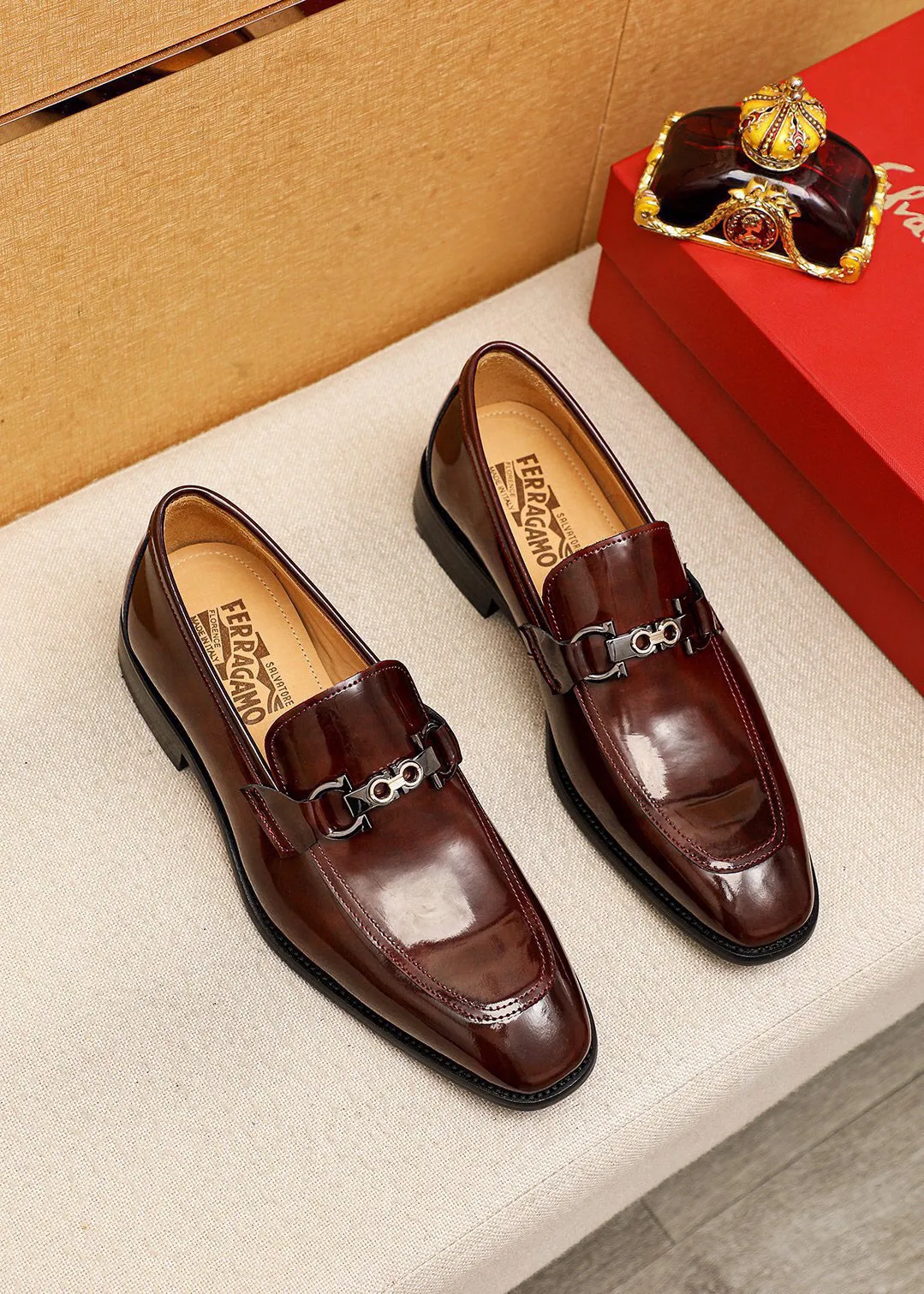 Men's shoes 💰460 💐 Product trademark: Ferragamo "Ferragamo" casual leather shoes Regular size: 38-44 (45🉑️customized) Product materials: Selected imported first-layer open-edge beaded calfskin upper + luxury hardware buckle, imported water-dyed cowhide leather lining. Strong three-dimensional visual effect, original combination outsole Color: 2⃣️colors available